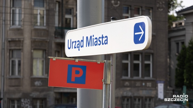Jeden z mieszkańców, Grzegorz Gruca regularnie pozywa miasto Szczecin do sądu o zwrot niesłusznie pobranych opłat. Zazwyczaj chodzi o brak linii wymalowanych na jezdni.
