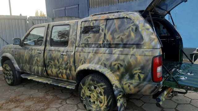 Skupuje używane samochody, które przerabia na pojazdy militarne dla ukraińskiej armii. To mieszkający od ośmiu lat w Dolicach Volodvmyr Kharyton.