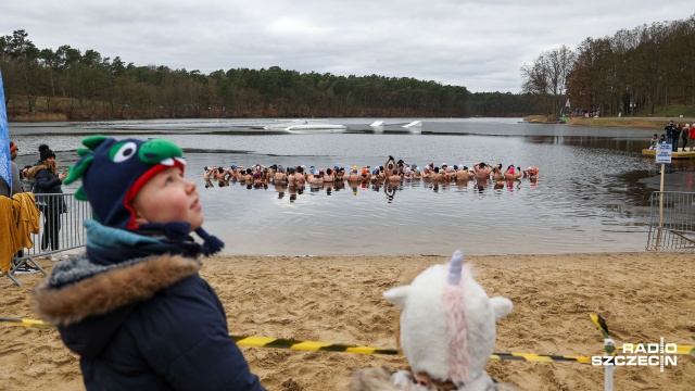 Sport ekstremalny na Głębokim w Szczecinie. Odbyły się tam zawody morsów - Winter Challenge. Siedemdziesięciu uczestników sprawdziło, ile może wytrzymać w wodzie.