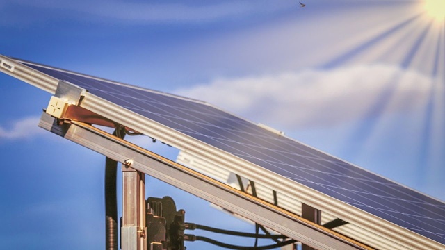 Na Węgrzech uruchomiono dwie wielkie elektrownie produkujące prąd z energii słonecznej. W tej chwili ponad 11 procent prądu jest pozyskiwane w tym kraju z paneli fotowoltaicznych.