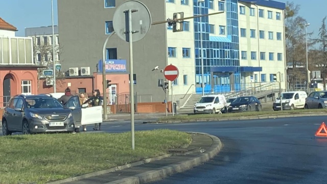 Dwa samochody osobowe zderzyły się na skrzyżowaniu ulic Mieszka I i Wierzbowej w Szczecinie.