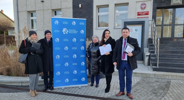 Chodzi o obowiązujące od 1 stycznia wyższe stawki i odpady wywożone raz na dwa tygodnie.