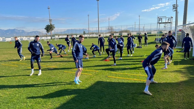 Piłkarze Kotwicy Kołobrzeg nadal przebywają w Turcji. Prezes klubu uspokaja jednak kibiców zapewniając, że drużyna trenuje z dala od terenów dotkniętych trzęsieniem ziemi.