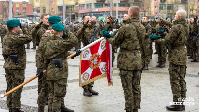 Po czterech tygodniach szkolenia - w 12. Brygadzie Zmechanizowanej w Szczecinie - dziś złożyli przysięgę.