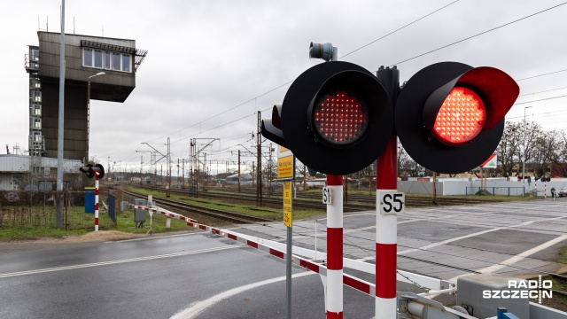 Wielu kierowców łamie przepisy i mimo wysokich mandatów, wjeżdża na przejazd na czerwonym świetle.