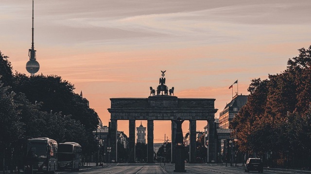 Niemieccy chadecy zwyciężyli w wyborach do Izby Deputowanych Berlina. Zostawili w tyle socjaldemokratów, którzy rządzą w stolicy Niemiec nieprzerwanie od 22 lat. Utworzenie nowego miejscowego rządu może potrwać miesiące, a CDU - mimo dobrego wyniku - może też należeć do przegranych.