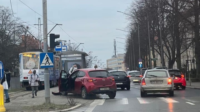 Utrudnienia na ul. Mickiewicza w Szczecinie. Kierująca Mazdą wjechała w przystanek.