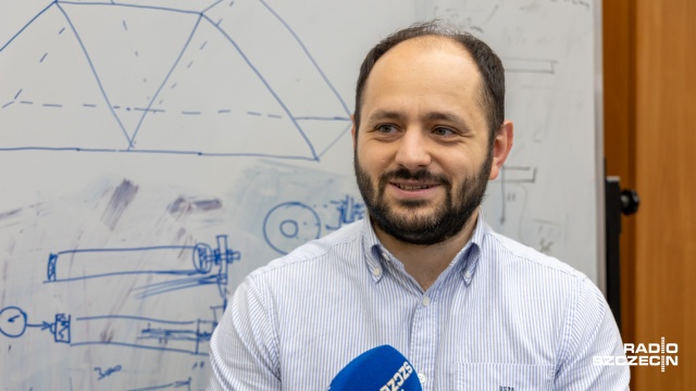 Naukowiec ze Szczecina opracowuje szczepionkę dla betonu. Dr Adam Zieliński z Wydziału Budownictwa i Inżynierii Środowiska, wraz z zespołem z ZUT-u, pracuje nad pionierską technologią, dzięki której beton nie będzie pękał.