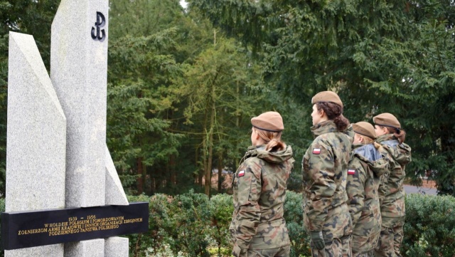 Terytorialsi posprzątali groby weteranów, a także odwiedzili wciąż żyjących kombatantów.