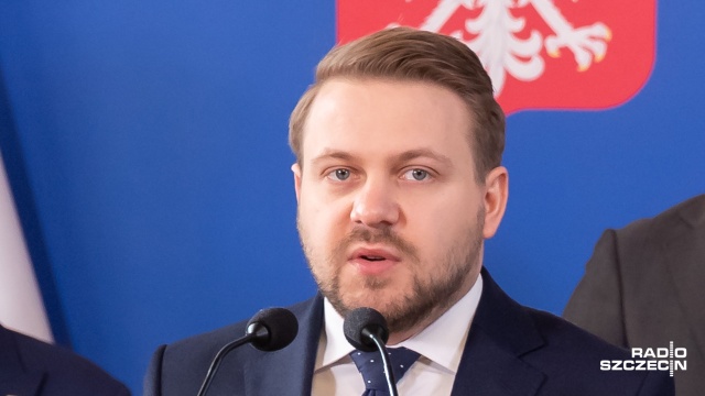 Mniej mięsa, mniej sera, krótki lot samolotem raz na dwa lata. A najlepiej - zero mięsa, zero sera, i lot raz na trzy lata. Grupa C40 Cities, która zrzesza samorządy na przykład Berlina, Londynu czy Warszawy podpowiada co zrobić by nie psuć klimatu. To idiotyzm, bzdura i dyktatura - odpowiadają działacze Zjednoczonej Prawicy.