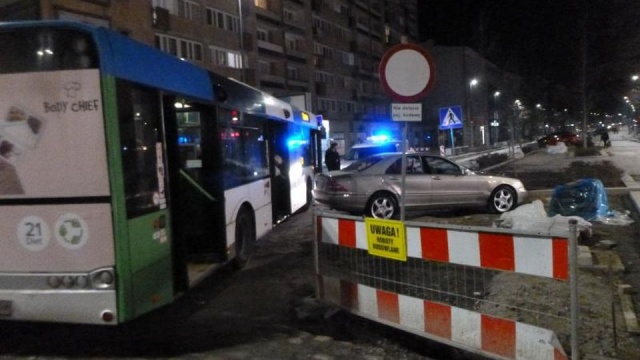 Najdroższe miejsce parkingowe w Szczecinie - 5 tysięcy złotych za godzinę. Tyle zapłaci kierowca, który pozostawił we wtorek wieczorem swojego Mercedesa na Placu Zgody.