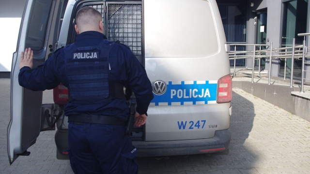 Ukradł 89-latce 100 złotych. Po zatrzymaniu wyzwał policjantów i naruszył nietykalność cielesną jednego z nich. Do zdarzenia doszło w Wałczu.