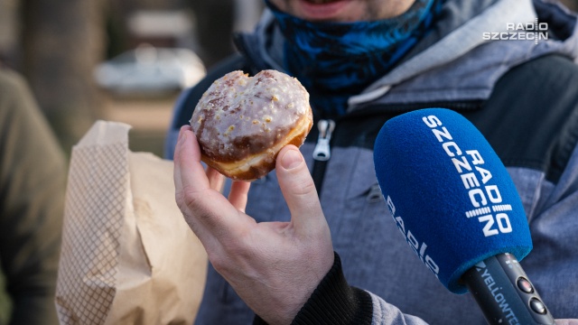 To nie tylko tłusty, ale też bardzo słodki czwartek z Radiem Szczecin. Od rana nasz radiowy zespół rozdaje na ulicach Szczecina pączki od Restauracji Sowa.