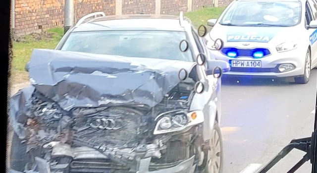 Na ul. Wernyhory w Szczecinie czołowo zderzyły się dwa samochody.
