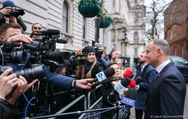 Prezydent Andrzej Duda jest w Monachium, gdzie ok. 19:00 spotka się z prezydentem Francji Emmanuelem Macronem i kanclerzem Niemiec Olafem Scholzem.