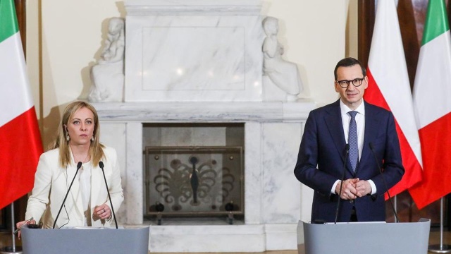 Premier Włoch, Giorgia Meloni chwali Polskę za jej wysiłki na rzecz wsparcia Ukrainy.