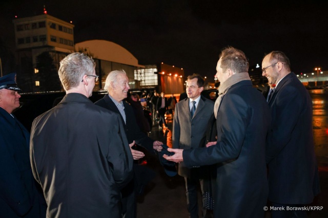 Prezydent Stanów Zjednoczonych Joe Biden oficjalnie rozpoczął wizytę w Polsce. Samolot z prezydentem na pokładzie wylądował na lotnisku Okęcie w Warszawie.