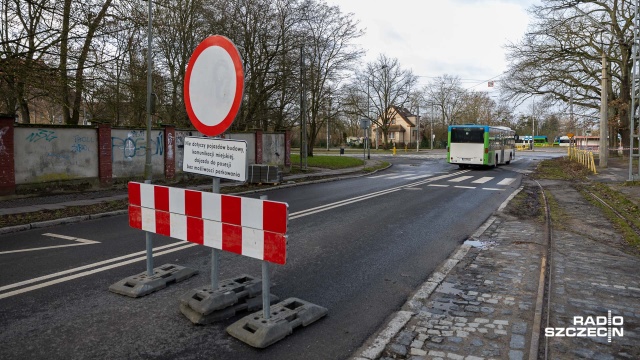 Całkowicie zamknięte dla ruchu kierowców zostało skrzyżowanie ulic Żołnierskiej i Klonowica w Szczecinie.