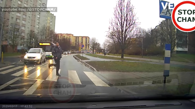 Szeryf przejścia dla pieszych w Szczecinie. Młody mężczyzna przechodzi przez pasy po ulicy Zawadzkiego.