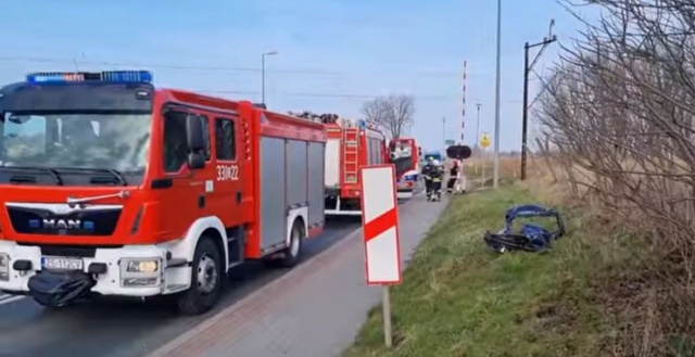 Samochód osobowy zderzył się dziś przed godz. 14:00 z pociągiem na przejeździe kolejowym w Łeknie, między Łeknem a Mścicami, w powiecie koszalińskim.