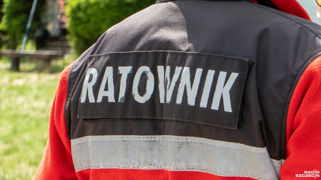 Szybka akcja w Rościnie. W pobliżu wałów na rzece Parsęcie mężczyzna próbował wyciągnąć psa, który wpadł do wody. Właściciel czworonoga utknął na terenie bagiennym.