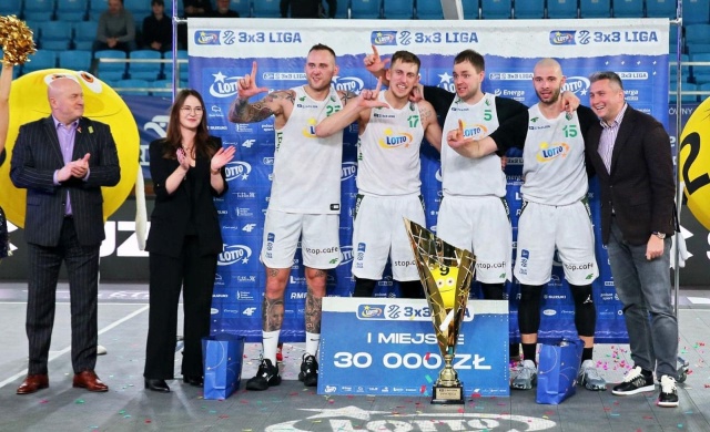 Legia Warszawa Mistrzem Polski - w koszykówce 3 na 3. W składzie drużyny ze Stolicy, mistrzostwo wywalczyło dwóch zawodników z Pomorza Zachodniego - Maciej Adamkiewicz z Goleniowa i Marcin Zarzeczny ze Stargardu.
