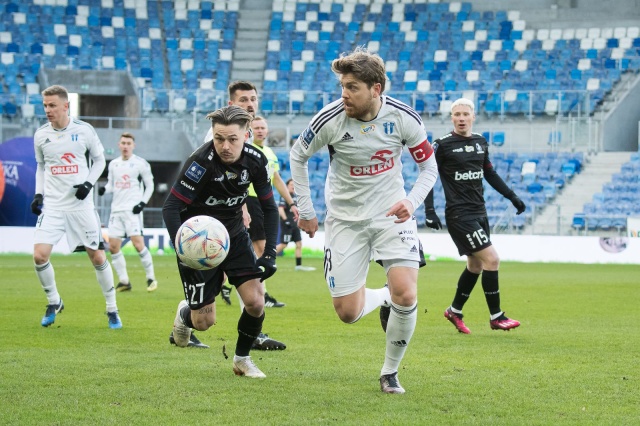 Piłkarze Pogoni z kompletem punktów na Mazowszu w rozgrywkach o mistrzostwo Polski. Szczecinianie pokonali na wyjeździe Wisłę Płock 1:0 w 22. kolejce Ekstraklasy.