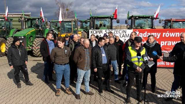 Kilkudziesięciu rolników rozpoczęło protest pod siedzibą Krajowego Ośrodku Wsparcia Rolnictwa przy ulicy Bronowickiej w Szczecinie.