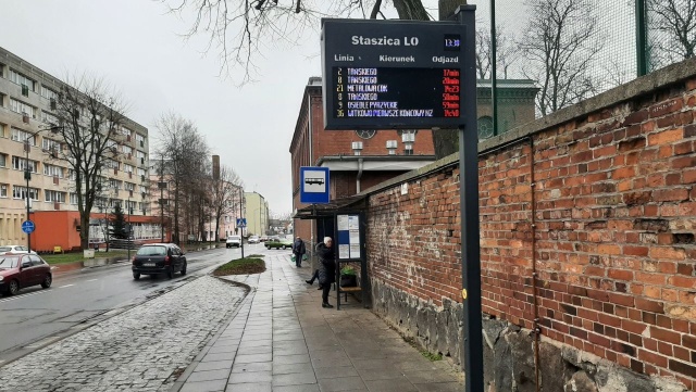 Pokazują na bieżąco godzinę przyjazdu w zależności od tego, gdzie jest autobus.