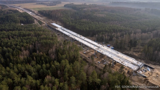 Estakada - pomiędzy Bobolicami, a miejscowością Kłanino - na ukończeniu. Obecnie betonowane jest jej ostatnie przęsło. To fragment powstającej trasy S11.