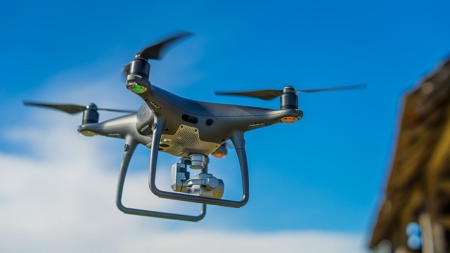 W Moskwie spadł na ziemię dron ze znakami w barwach narodowych Ukrainy. Jak podały rosyjskie media niezależne, w ciągu doby bezzałogowe aparaty latające spadły też w pięciu innych regionach Rosji.