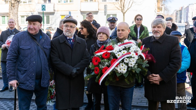 Pod Aresztem Śledczym w Szczecinie, gdzie w okresie Polski Ludowej wykonywano wyroki śmierci na żołnierzach polskiego podziemia niepodległościowego złożono w środę kwiaty i odczytano apel poległych.