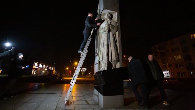 Radny przypomina prezydentowi Szczecina: ten pomnik jest do usunięcia. Chodzi o komunistyczny monument poległym w walce o wyzwolenie Dąbia, który stoi w centrum osiedla.