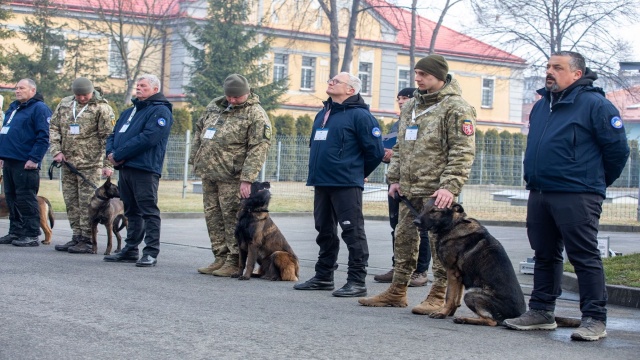Pierwsza grupa psów tropiących wyszkolonych w Belgii została uroczyście przekazana ukraińskim przewodnikom.