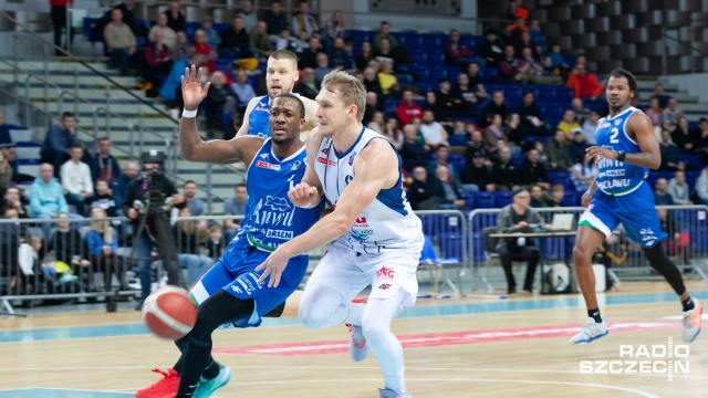 Koszykarze Kinga odnieśli piąte z rzędu i piętnaste w tym sezonie zwycięstwo w Energa Basket Lidze. Szczecinianie po niezwykle emocjonującym meczu pokonali Anwil Włocławek po dogrywce 88:87.