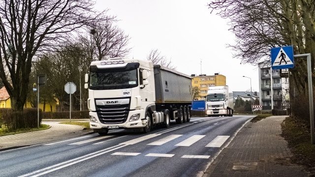 Droga S10 coraz bliżej. Drogowcy wykonują badania gruntu pod przyszłą drogę.