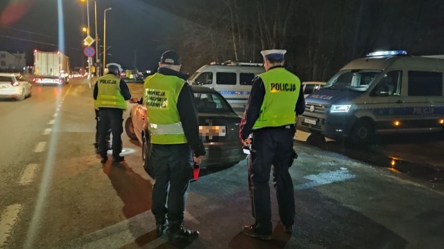Nocna akcja zachodniopomorskiej policji. Funkcjonariusze, w czterech miastach regionu, sprawdzali kierujących, którzy wykonują przewóz osób na aplikację.