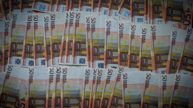 Nawet kilka milionów euro mogło paść łupem przestępców, którzy napadli na konwój z pieniędzmi.