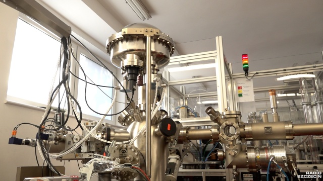 Fizycy z Uniwersytetu Szczecińskiego badają przełomowe zagadnienia w dziedzinie energii jądrowej. Naukowcy zamiast rozszczepiać jądra atomowe, łączą je, co uwalnia wielkie ilości energii. Z kilograma przereagowanego materiału możemy otrzymać energię równą spalaniu kilku tysięcy wagonów węgla - mówi profesor Konrad Czerski, kierownik Centrum Fizyki Eksperymentalnej na Uniwersytecie Szczecińskim.