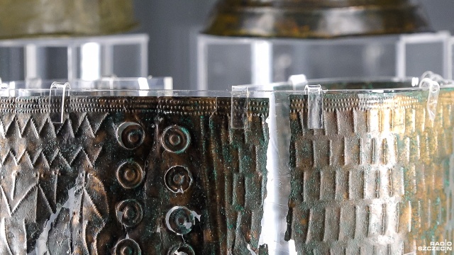 W miejscowości Wąwelnica niedaleko Szczecina odkryto przedmioty z brązu. Mają ponad 3 tysiące lat. Teraz można je oglądać na wystawie w Muzeum Narodowym w Szczecinie, mówi archeolog Krzysztof Kowalski.