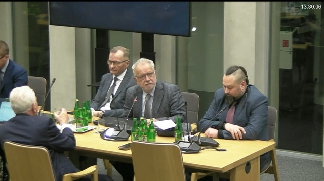 Parlamentarzyści dowiedzieli się, jak działa Polska Baza Genetyczna Ofiar Totalitaryzmów. Naukowcy z Pomorskiego Uniwersytetu Medycznego w Szczecinie byli we wtorek gośćmi sejmowej Komisji Zdrowia. Opowiadali o dotychczasowych dokonaniach i planach na przyszłość.