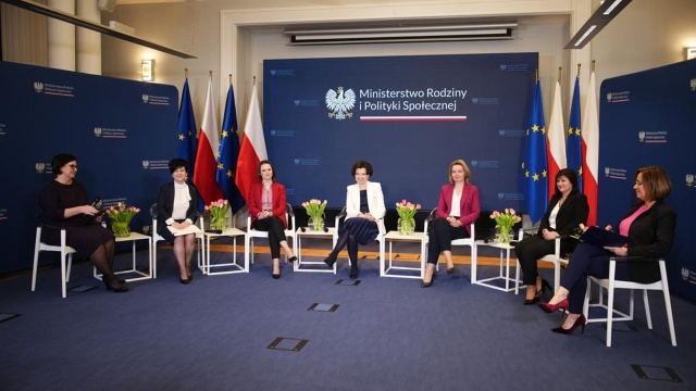 W przeddzień Święta Kobiet minister rodziny i polityki społecznej, Marlena Maląg powiedziała, że wsparcie kobiet i rodzin jest priorytetem rządu. W Ministerstwie Rodziny i Polityki Społecznej odbyła się debata Społeczne role kobiet. Wyzwania w polityce społecznej.