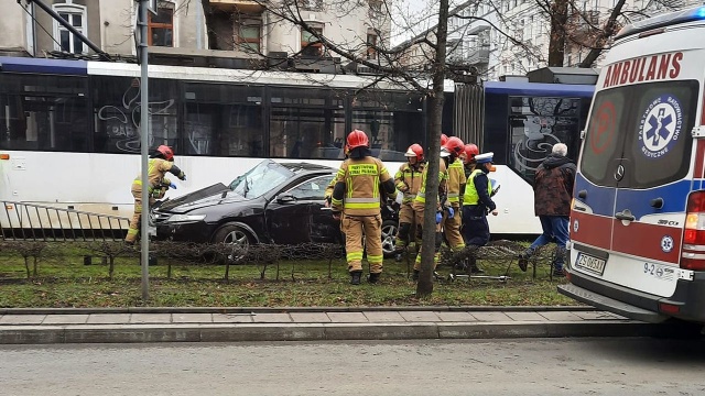 Zderzenie tramwaju z samochodem osobowym w alei Piastów w Szczecinie.