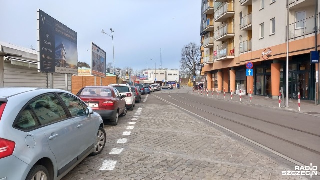Uwaga kierowcy - zmiany w parkowaniu w kołobrzeskim porcie. Wszystko z uwagi na pociągi towarowe, które po latach przerwy powróciły w to miejsce.