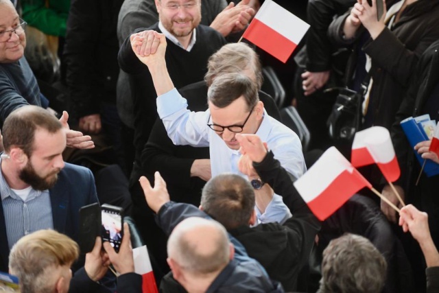 Podczas spotkania z mieszkańcami Jasła premier Mateusz Morawiecki powiedział, że grozi nam kolejna odsłona wojny polsko-polskiej, z którą - w jego ocenie - wyruszył na trasę Donald Tusk. Dodał, że jej wyrazem jest atak mediów na Jana Pawła II.