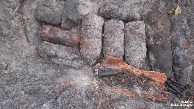 Pociski i granaty, pozostałości po II wojnie światowej odkryto w Kołobrzegu. Na miejscu pracują służby mundurowe. Natrafiono na nie w parku przy Plaży Zachodniej.