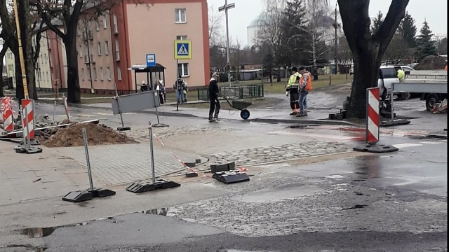 Będzie bezpieczniej w Stargardzie. A dokładniej na ulicy Traugutta. Powstaje tam wyniesione przejście dla pieszych. Ten fragment drogi zostanie też doświetlony. Gotowe ma być na początku kwietnia. Prace kosztują 150 tysięcy złotych.