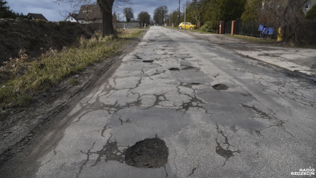 Miała być droga i poprawa bezpieczeństwa, a jest strach i niepewność. Mowa o remoncie drogi Pucice - Czarna Łąka. Droga przypomina krajobraz księżycowy. W pierwszym przetargu nie wyłoniono wykonawcy, wartość najkorzystniejszej oferty znacząco przekraczała możliwości finansowe, mówi Bogusław Zaborowski ze Starostwa Powiatowego w Goleniowie.