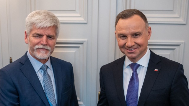 Sytuacja na Ukrainie, przyszłość Unii Europejskiej i NATO oraz relacje dwustronne - to główne tematy jutrzejszych rozmów prezydentów Polski i Czech. Wizytę w Warszawie złoży Petr Pavel, który w ubiegły czwartek został zaprzysiężony na prezydenta Czech.