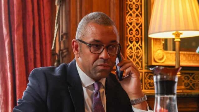Wojna może się szybko nie skończyć - ostrzega szef brytyjskiej dyplomacji, James Cleverly. Dodaje, że trzeba uzupełniać zapasy wojskowe. Komentuje też pomysł utworzenia w Polsce fabryki amunicji.